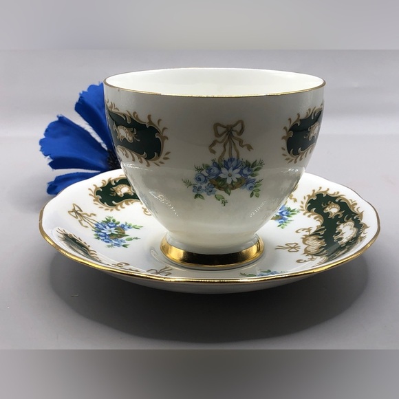 Queen Anne 8362 Bone China England Teacup & Saucer, White w/Evergreen Scrolls - Picture 6 of 10